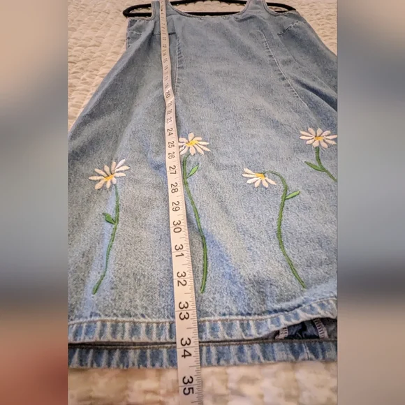 90's VINTAGE | 🌼 Embroidered Daisy Light Denim Dress w/Zip Back 🌼 - Picture 3 of 6
